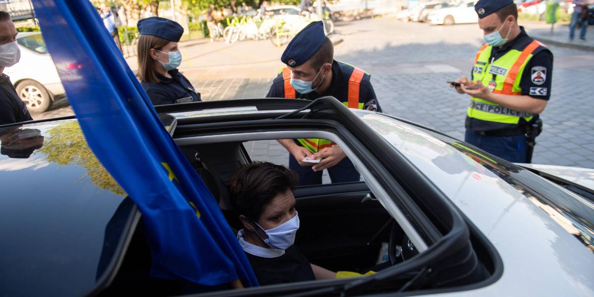 Szél Bernadettet rendőrök igazoltatják egy május 4-i dudálós demonstráción a fővárosi  Clark Ádám téren