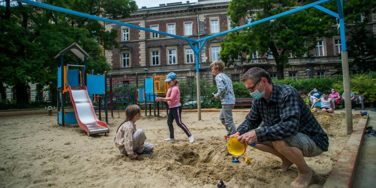 Gyerekek a fővárosi Hunyadi téren lévő játszótéren 2020. május 16-án. Ettől a naptól ismét kinyitottak egyes budapesti játszóterek