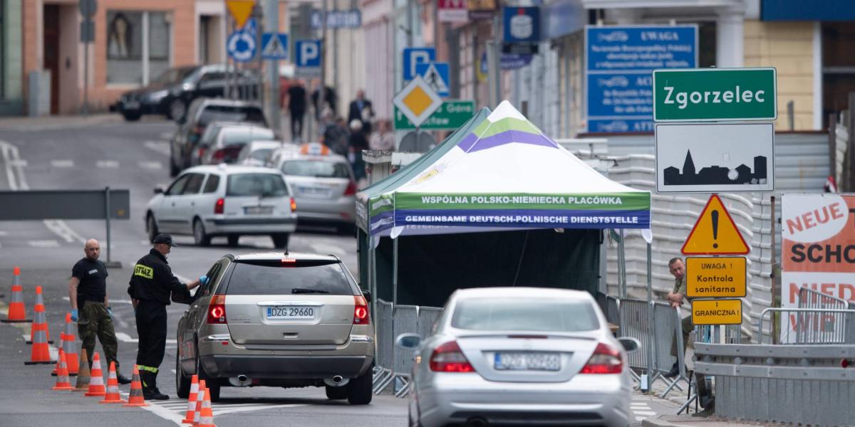 Átkelő autók a német-lengyel határon Zgorzelecnél