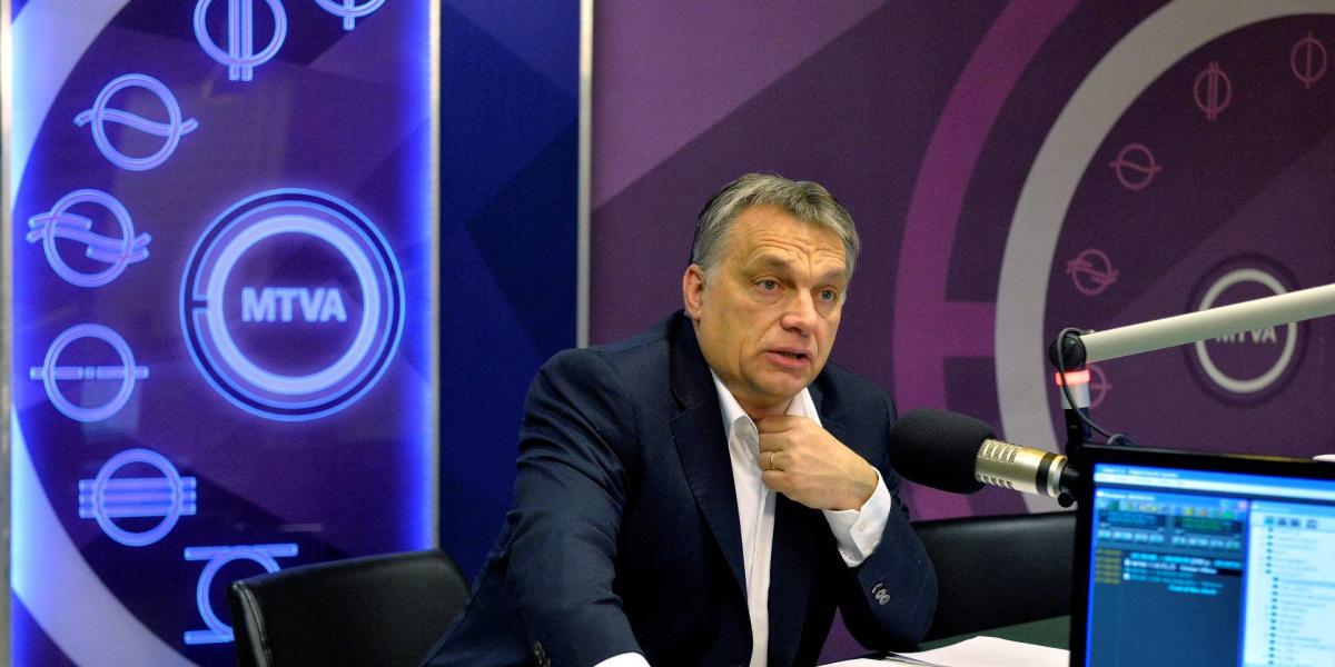 Orbán Viktor egy 2016-os Kossuth Rádiós interjú közben