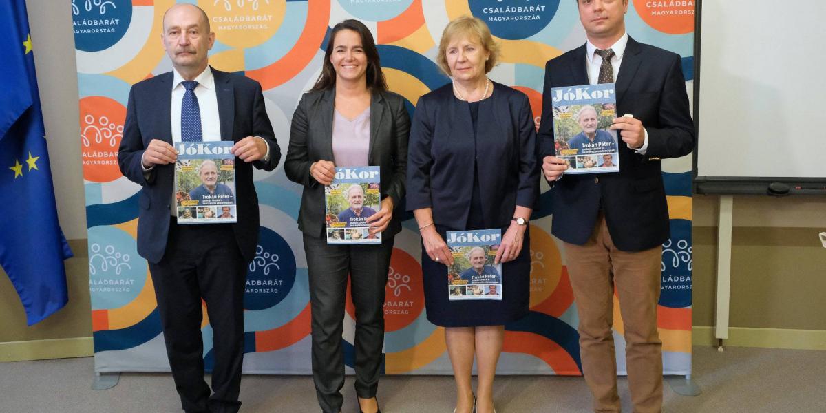 Mészáros József, Novák Katalin, Hulák Zsuzsa, és Nyitrai Zsolt a Jókor című, nyugdíjasoknak szóló tájékoztató magazin bemutatóján