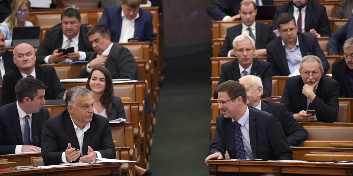 Orbán Viktor miniszterelnök és Gulyás Gergely miniszterelnökséget vezető miniszter (első sor, b-j) a veszélyhelyzet megszüntetéséről szóló törvényjavaslat végszavazása után az Országgyűlés plenáris ülésén