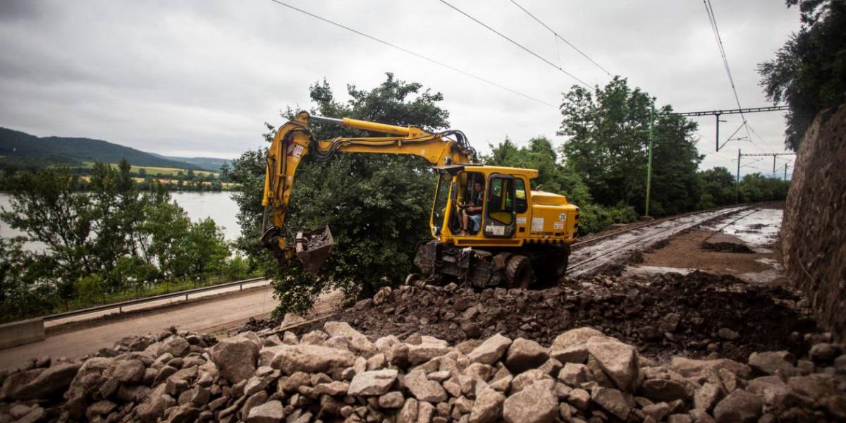 Markoló ássa ki a  törmelék alól a vágányokat a Nagymaros-Szob vasúti vonalon