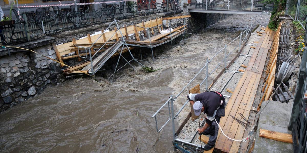 A Szinva terasz állványzatát is megrongálta a patakmederben lezúduló csapadékvíz Miskolcon, 2020. június 26-án