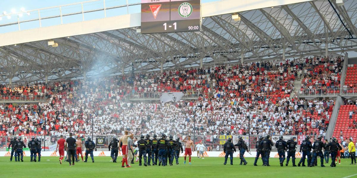 Rohamrendőrök a DVSC-stadionban 2020.06.27-én.