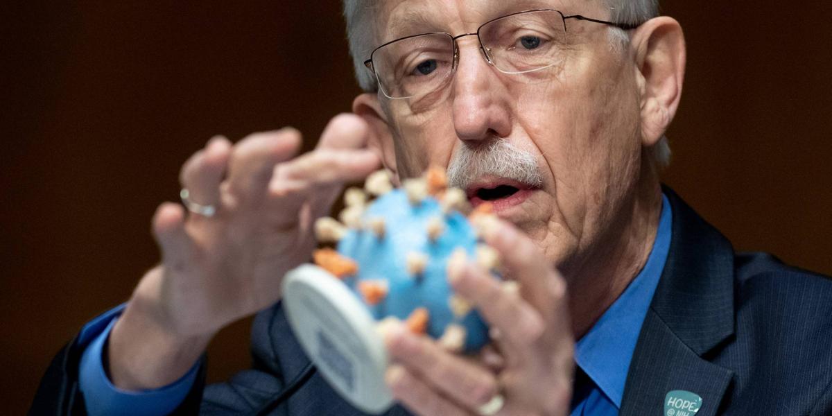 Dr. Francis Collins, az amerikai Nemzeti Egészségügyi Intézet igazgatója egy koronavírus-modellt tart a kezébem szenátusi meghallgatásán