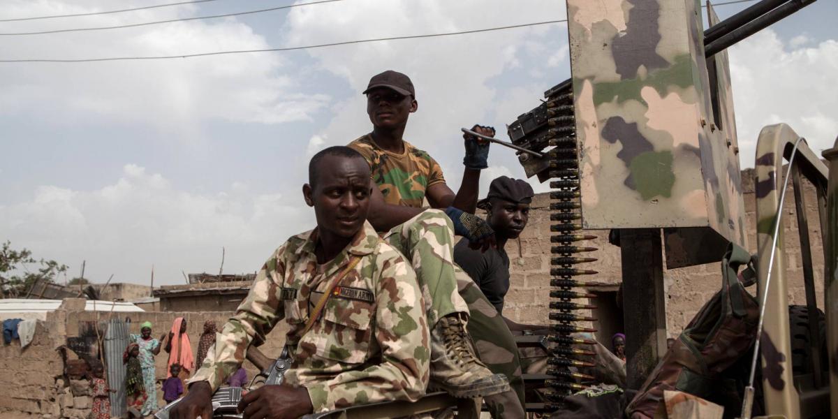 Nigériai katonák járőröznek Banki városában a Boko Haram támadásai miatt