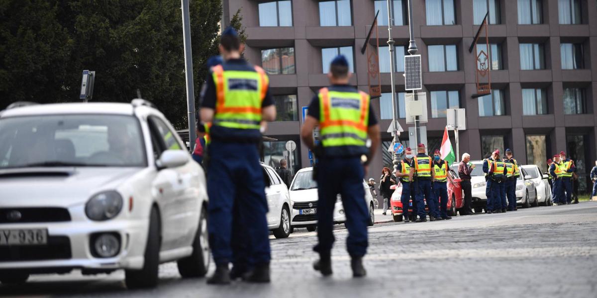 Intézkedő rendőrök az egyik dudálós tüntetésen