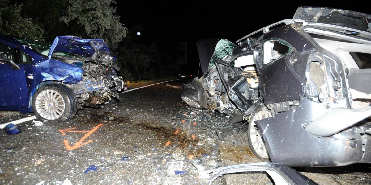 Összeroncsolódott személygépkocsi, miután egy másik autóval ütközött Vác külterületén