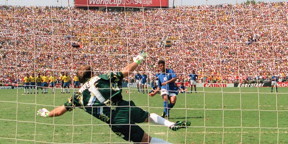 Az olasz Baggio az égbe lövi a büntetőt a `94- es vb-döntőben a brazilok ellen