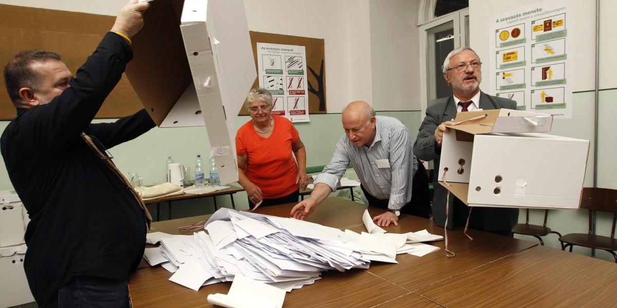 Urnabontás az 5. kerületi Sütő utcában, a Deák Téri Evangélikus Gimnáziumban kialakított 9. számú szavazókörben az önkormányzati