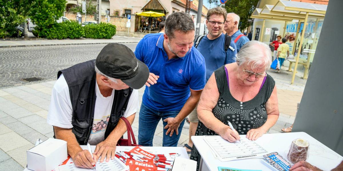 Aláírásgyűjtés a Balatonnál