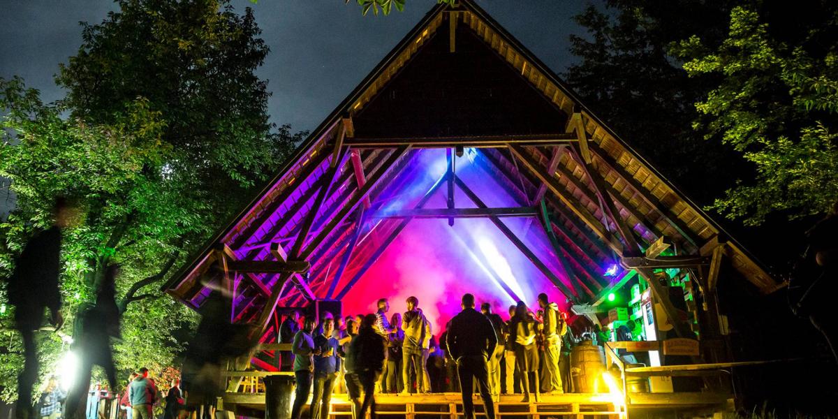 Fiatalok a Kolorádó Fesztiválon a Sztrilich Pál Cserkészparkban, Nagykovácsiban