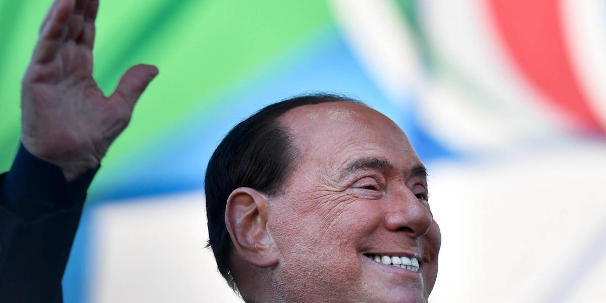 Silvio Berlusconi egy tavaly októberi tüntetésen