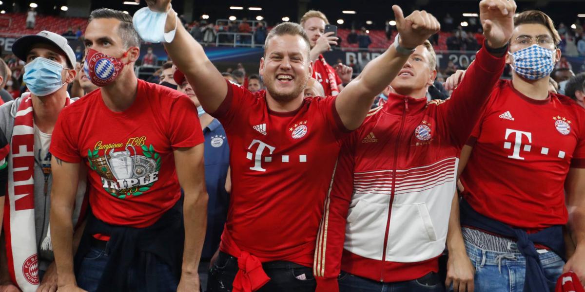 Bayern München-szurkolók a Puskás Arénában tartott Szuperkupa-mérkőzésen, 2020. szeptember 24-én