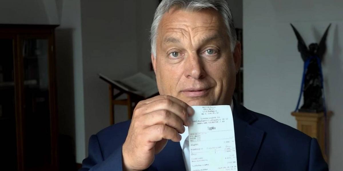 Orbán Viktor, kezében egy 2000 forintos szelvénnyel