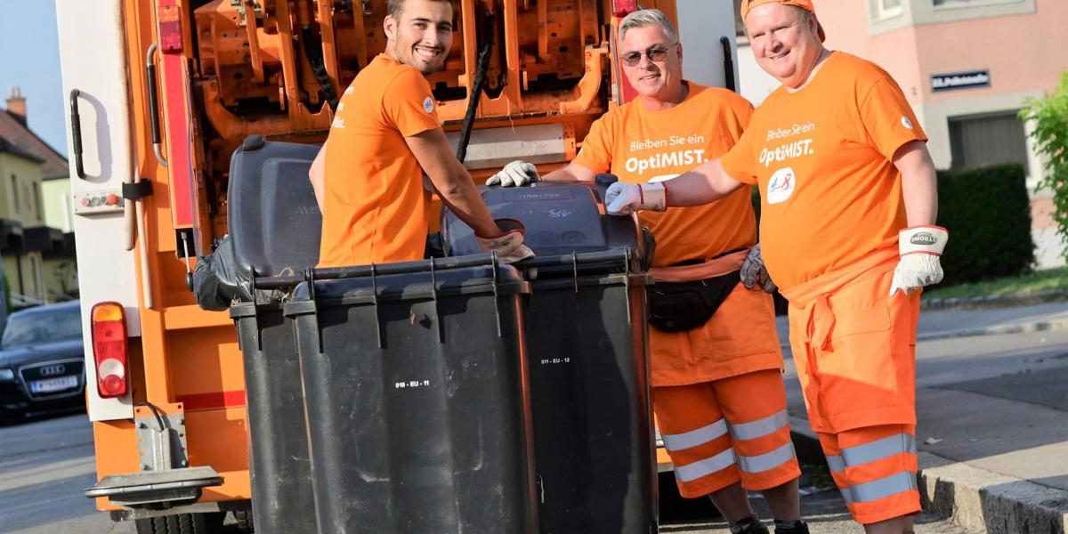 Igen népszerű Michael Ludwig bécsi polgármester (jobbra), még a szemétszállítók körében is