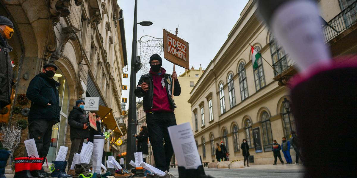 Tiltakozó flashmob Demeter Szilárd véleménycikke miatt a Petőfi Irodalmi Múzeum (PIM) épülete előtt