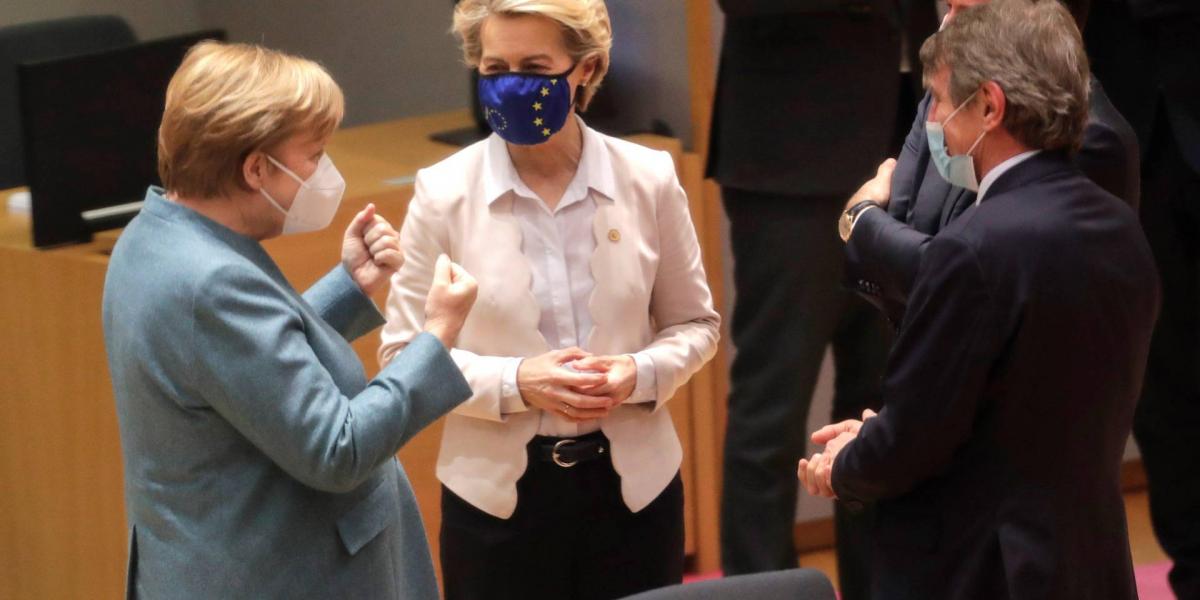 Angela Merkel német kancellár, Ursula von der Leyen, az Európai Bizottság elnöke és David Sassoli, az Európai Parlament elnöke egyeztet