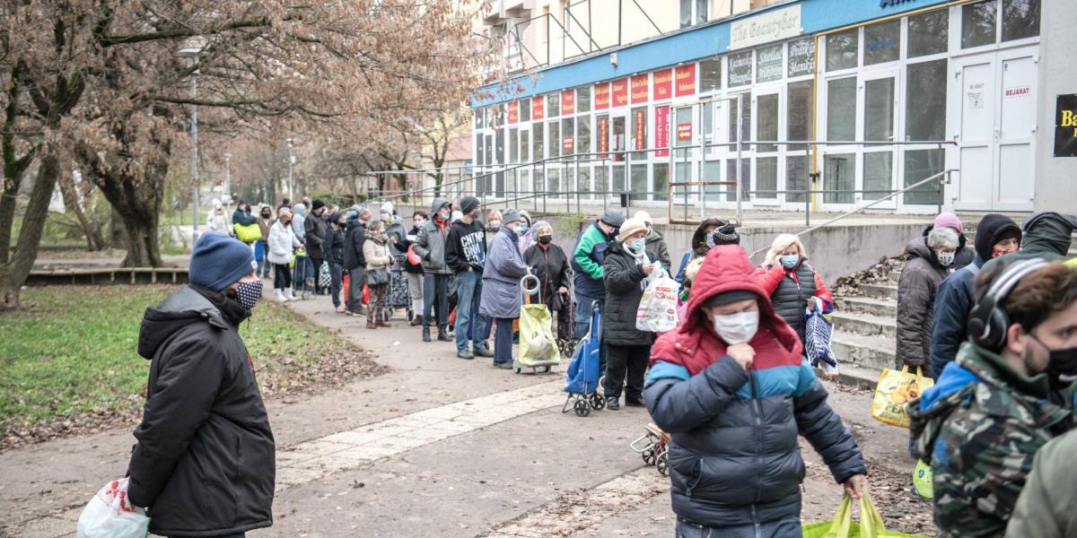 Ételosztás a békásmegyeri üzletsoron