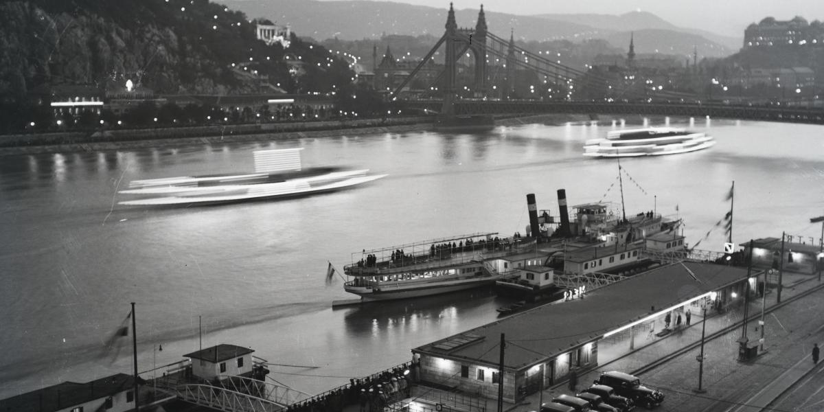 Budapesti látkép 1938-ban. Az előtérben a Deák Ferencz lapátkerekes gőzhajó.