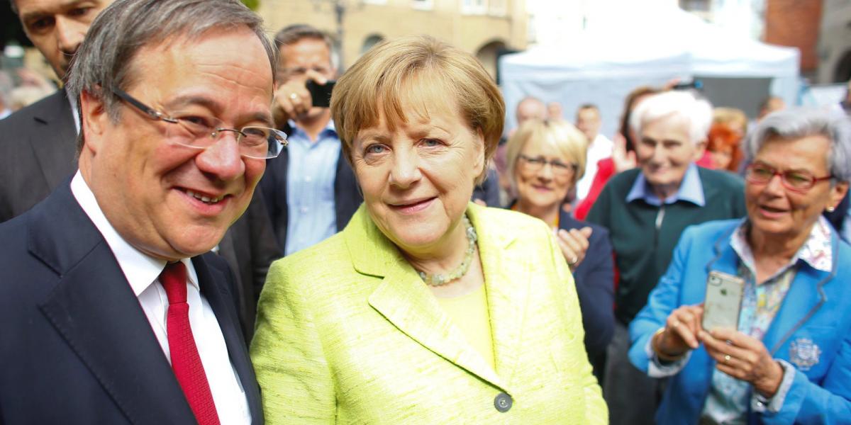 Armin Laschet és Angela Merkel az az észak-rajna-vesztfáliai Aachenben FOTÓ: REUTERS/Thilo Schmuelgen