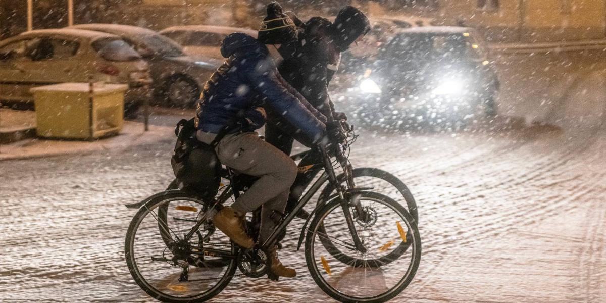 Kerékpárosok a behavazott Szabadság téren Nyíregyházán még január 29-én