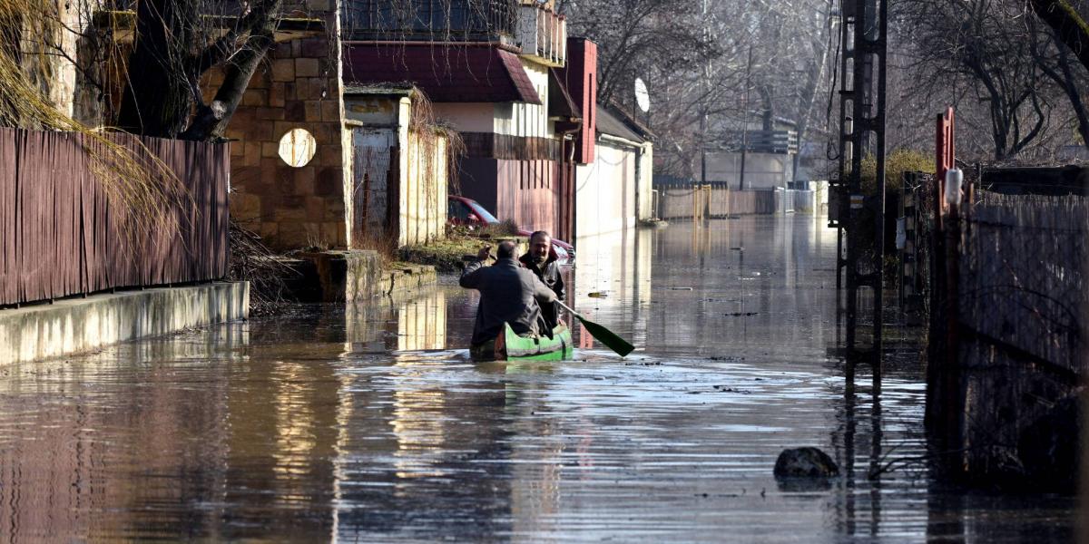 Kenuval eveznek nyaralójukhoz tulajdonosok a vízzel elöntött szolnoki üdülősoron február 21-én