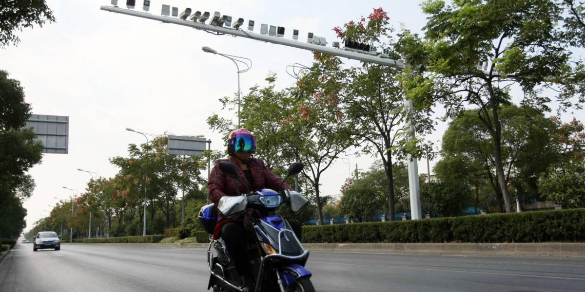 Chinese netizens shocked by numerous surveillance cameras on one single beam