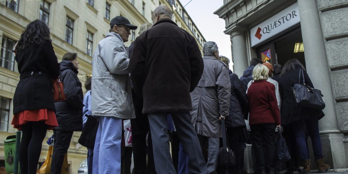 Quaestor-károsultak csoportosulnak a Báthori utcában Fotó: Molnár Ádám