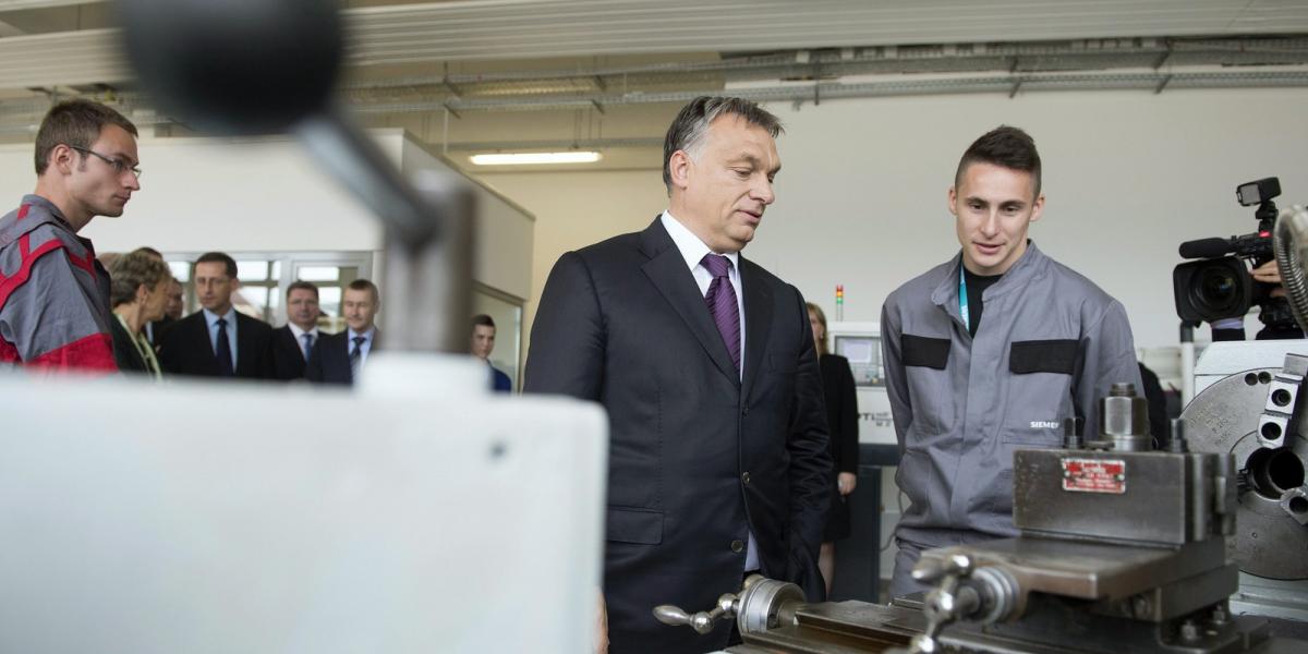 Orbán Viktor miniszterelnök (k) megtekinti a Siemens Zrt. zuglói képzési központját az ünnepélyes átadást követően. MTI Fotó: Ko