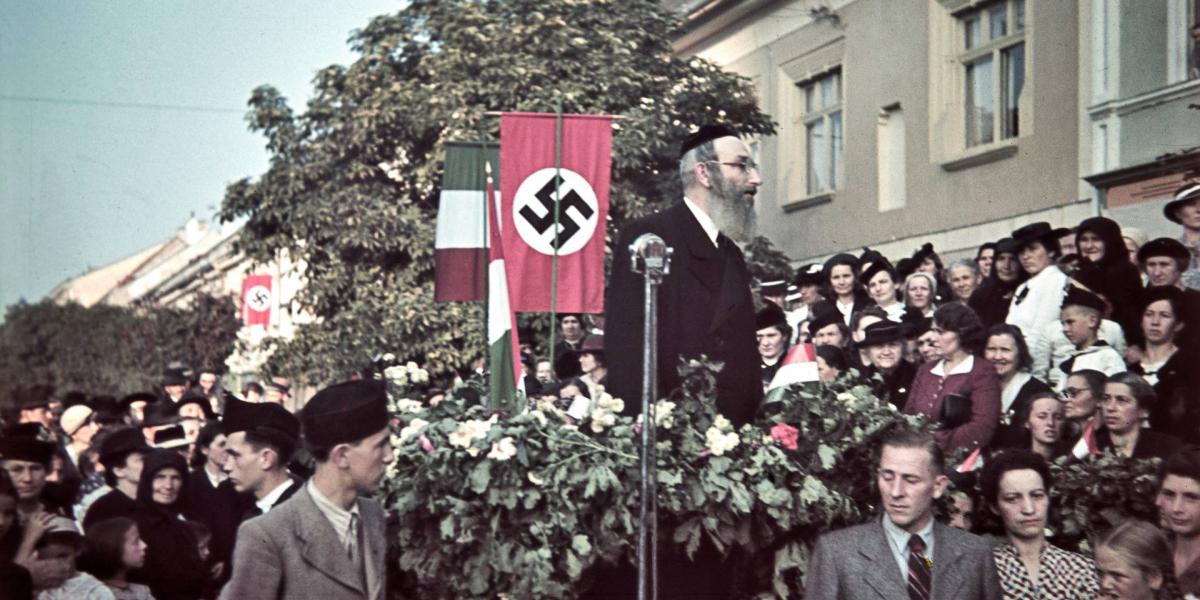 Rabbi köszönti a bevonuló magyar csapatokat 1940-ben Besztercén