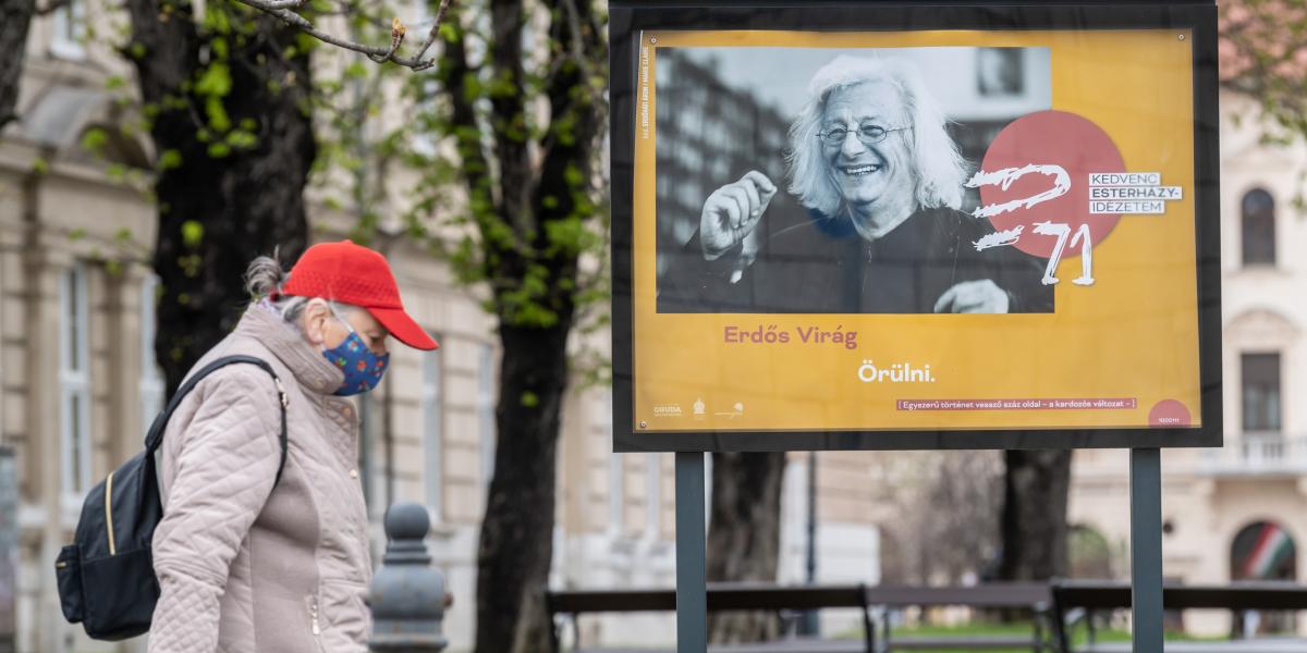 Köztéri plakátokkal, negyven hazai író, költő kedvenc Esterházy idézetével, korábban nem publikált fotókkal és felolvasással ünnepli a harmadik kerület Esterházy Péter születésnapját 2021. április 14-én.