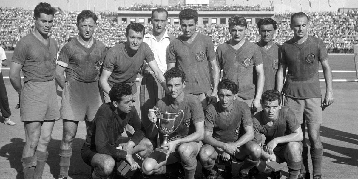 A Vasas 1955-ös MNK-győztes csapata a Honvéd elleni mérkőzés után a Népstadionban