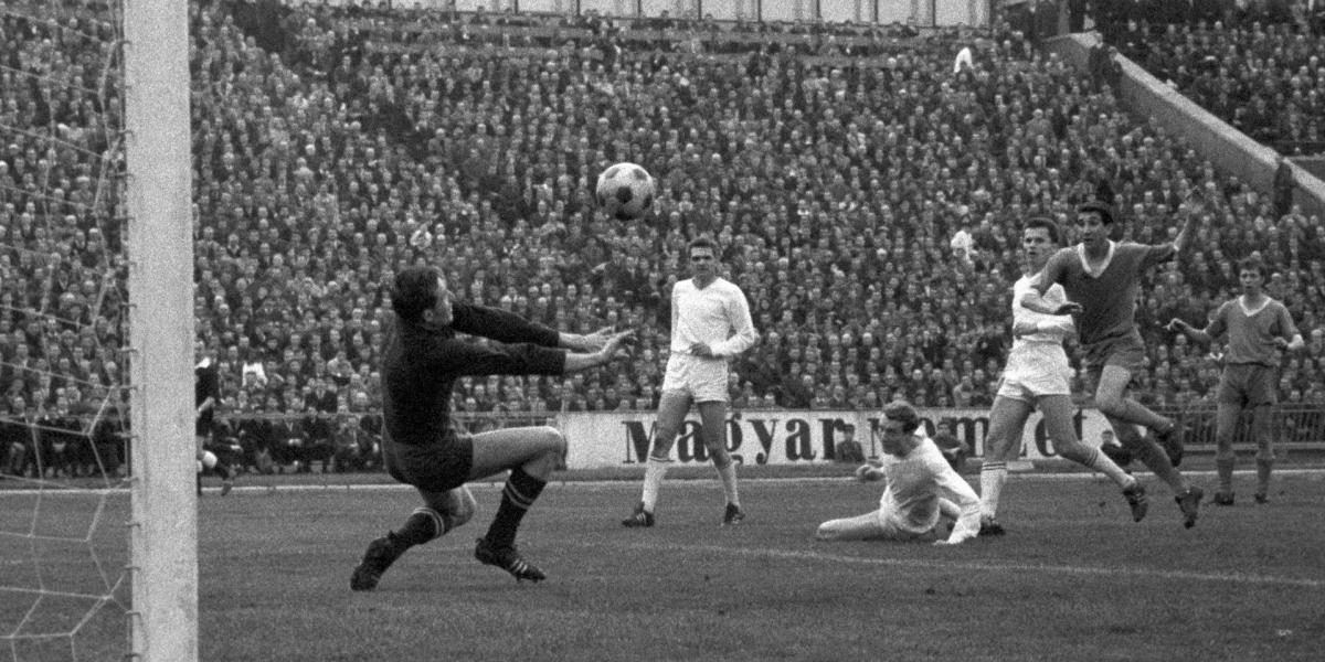 1967: FTC-Újpest 3-0. Géczi védi Göröcs lövését. További szereplők: Mátrai, Juhász, Páncsics, Fazekas