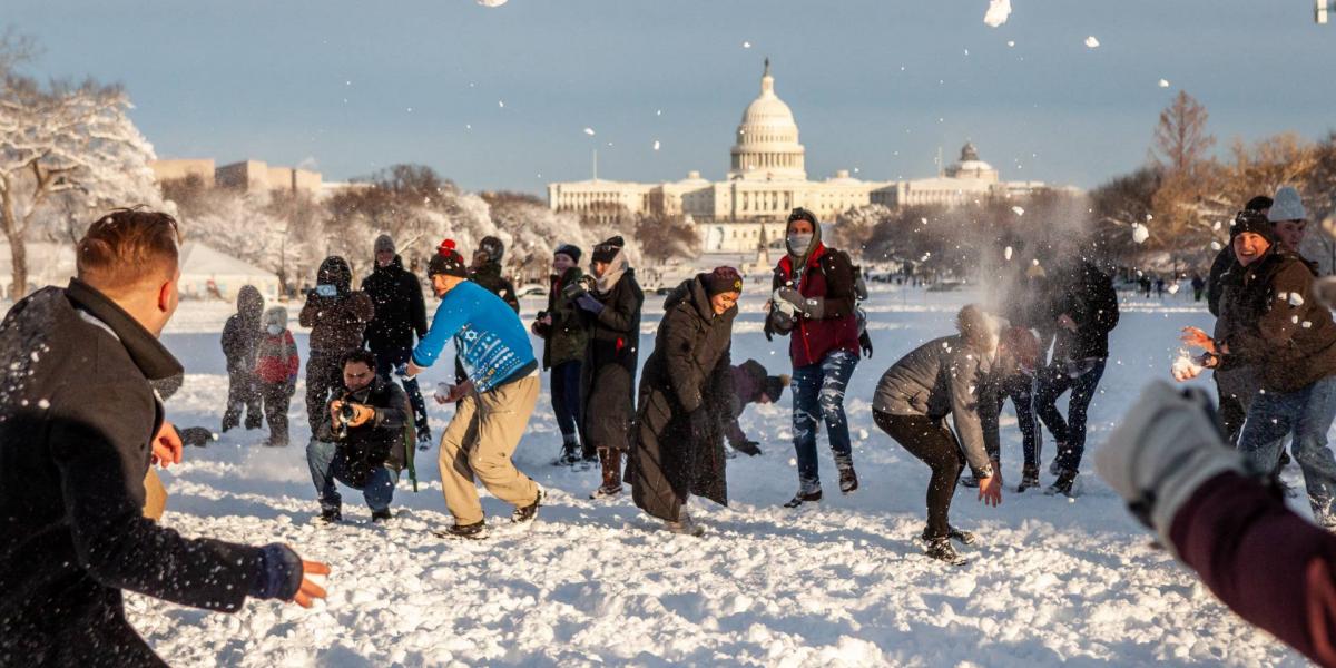 Az emberek hatalmas hógolyócsatát vívnak a National Mallon, miután egy váratlan hóvihar nagyjából 8 hüvelyknyi havat zúdított Washingtonra.