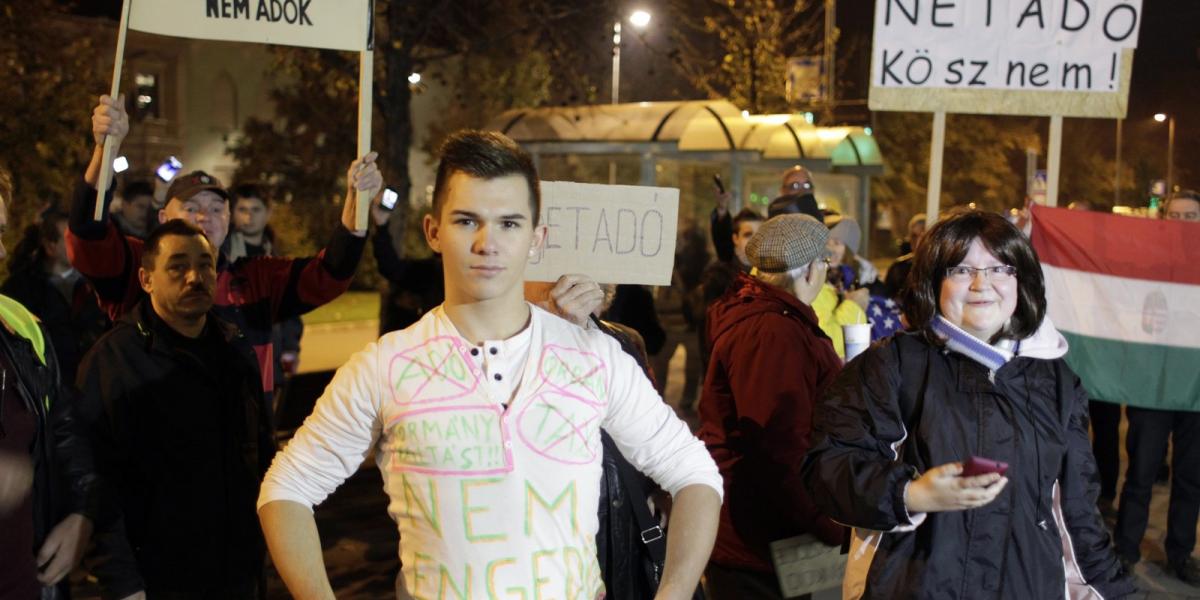 Az internetadó bevezetése ellen meghirdetett demonstráció résztvevői Békéscsabán, a Fidesz irodája előtt. MTI Fotó: Lehoczky Pét