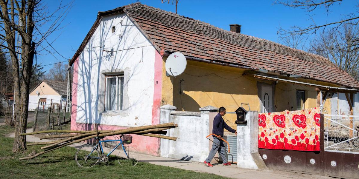 A kis baranyai falvak lakóinak jó része elhiszi, hogy házaikba az ellenzék migránsokat költöztetne.