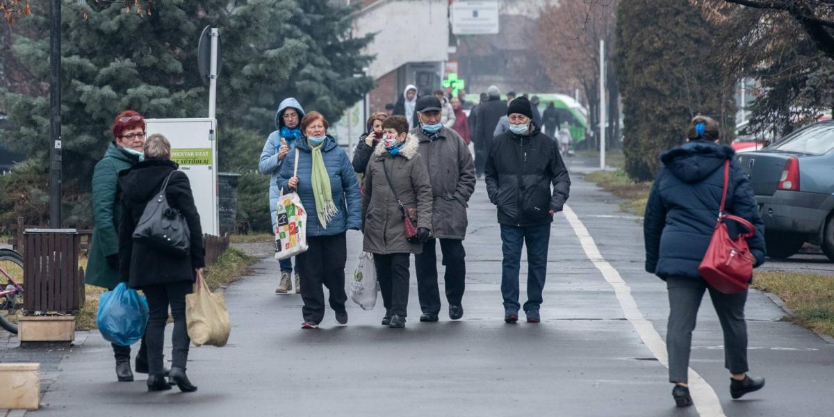 Csíkszeredai utcakép. Erdélyben is sokszínű a magyarság.