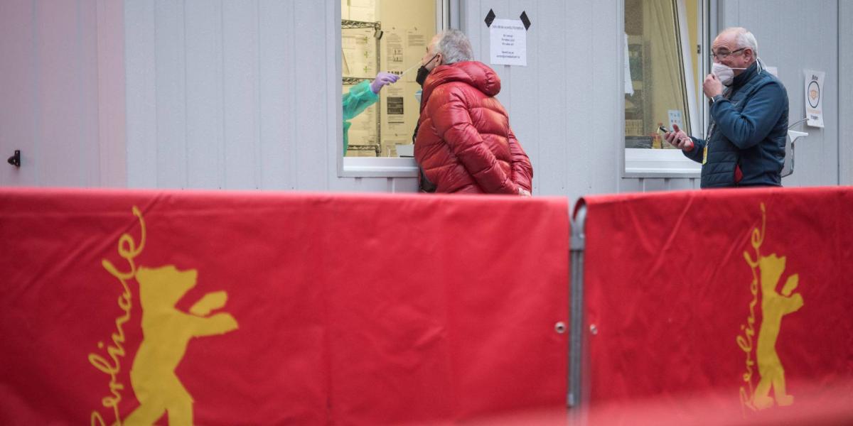 Oltatlanok nem kaphatnak sajtó- vagy szakmai akkreditációt, akiknek megvan a három oltásuk, azoknak is huszonnégy óránként teszttel kell igazolniuk, hogy nem fertőzöttek