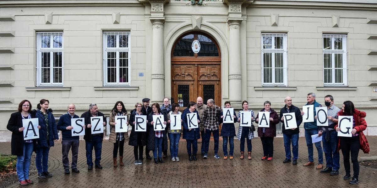 <p>A győri Révai Miklós Gimnáziumban 22 pedagógus döntött a tiltakozás radikálisabb formája mellett</p>