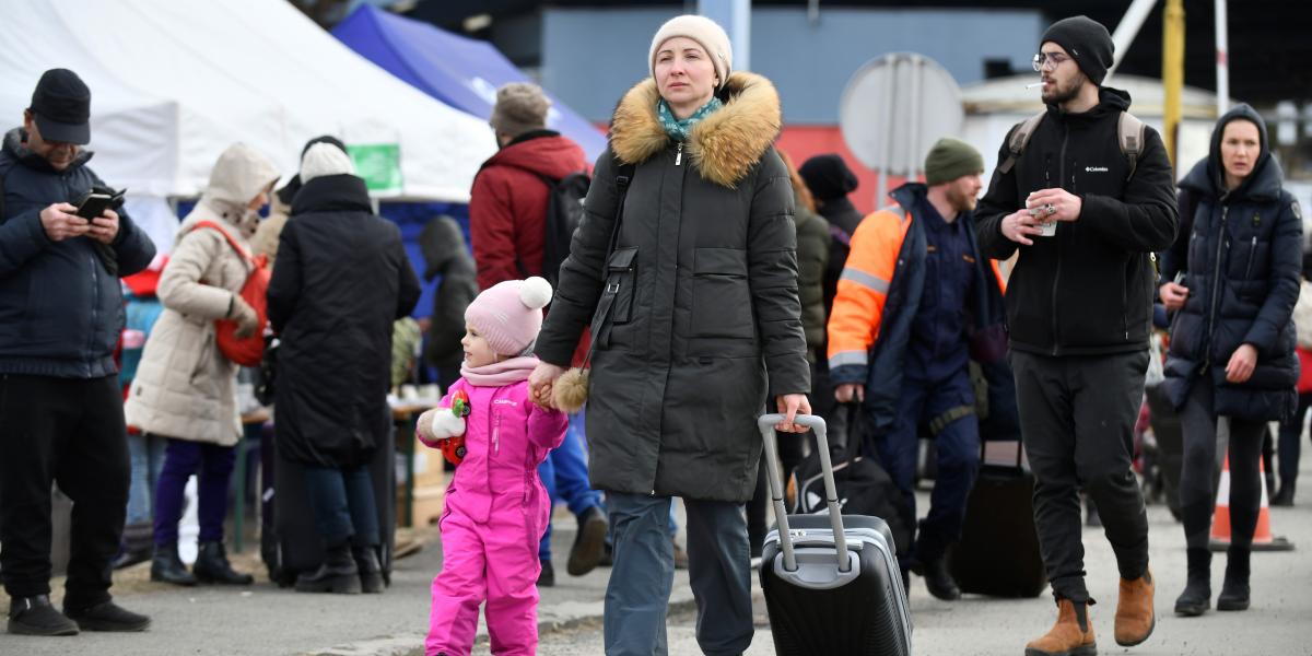 A háború kitörésekor majdnem
20 ezren lépték át a határt, ezt követően naponta 17-19 ezren jönnek – főként gyerekek és nők