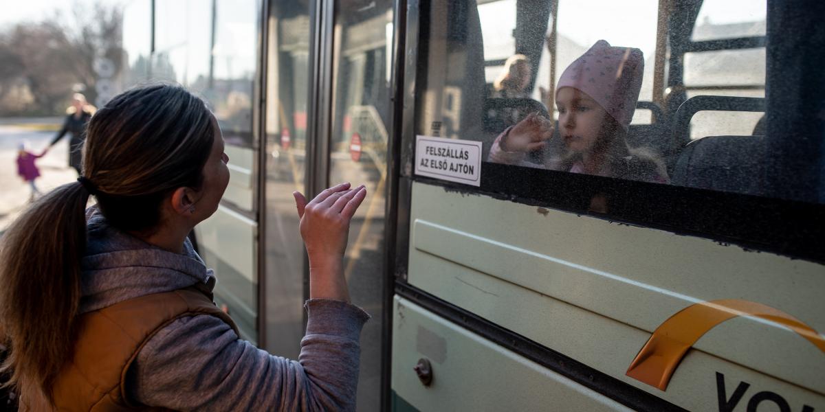 Óvoda és iskola sincs Várdán. A
kicsiket reggel fél nyolckor fel kell tenni a buszra 