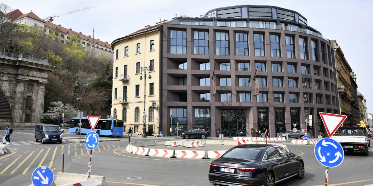 A Hotel Clark Budapest tetőteraszáról rálátni Orbán Viktor sasfészkére a Karmelitában. A hotelt a NER-közeli Market Építő Zrt. emeltette négy éve, Szijjártó Péter külügyminiszter „házi bankja”, az Eximbank adott hozzá 7,5 millió eurós hitelt