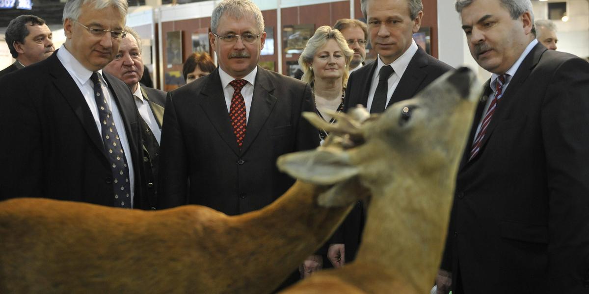  Mikola Priszjazsnyuk volt ukrán mezőgazdasági miniszter (jobbról második) 2013. február 14-én Semjén Zsolt miniszterelnök-helyettes és Fazekas sándor vidékfejlesztési miniszterrel a  a 20. FeHoVa (Fegyver, Horgászat, Vadászat) kiállítás megnyitóján