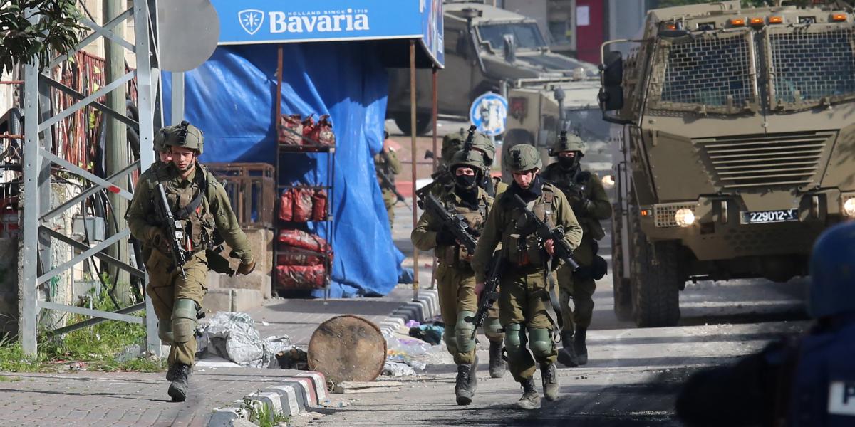 Az izraeli hadsereg erői rajtaütnek annak a palesztinnak a házán, aki halálos lövést adott le öt izraelire a Tel-Avivhoz közeli Bnei Brak városában, a ciszjordániai Dzsenín Ya`bad városban 2022. március 30-án.