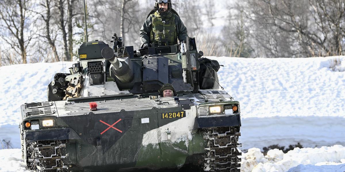 Magdalena Andersson svéd miniszterelnök vezet egy harci járművet a Cold Response 22 nemzetközi hadgyakorlaton március 21-én.