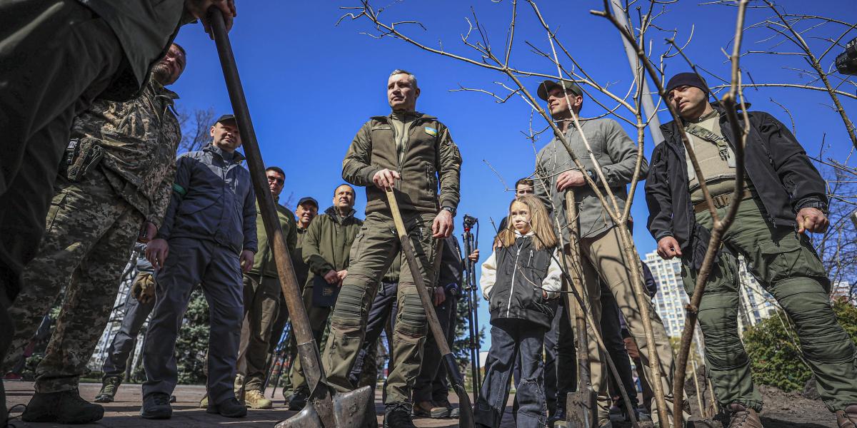 Kijevben parkot alapítottak az ostrom alatt álló déli kikötőváros, Mariupol hőseinek