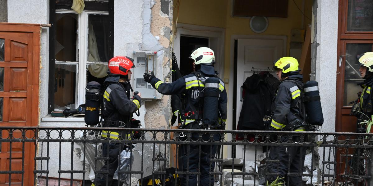 A józsefvárosi lakás ablakai kitörtek, az ajtaja kiszakadt, lakója megsérült