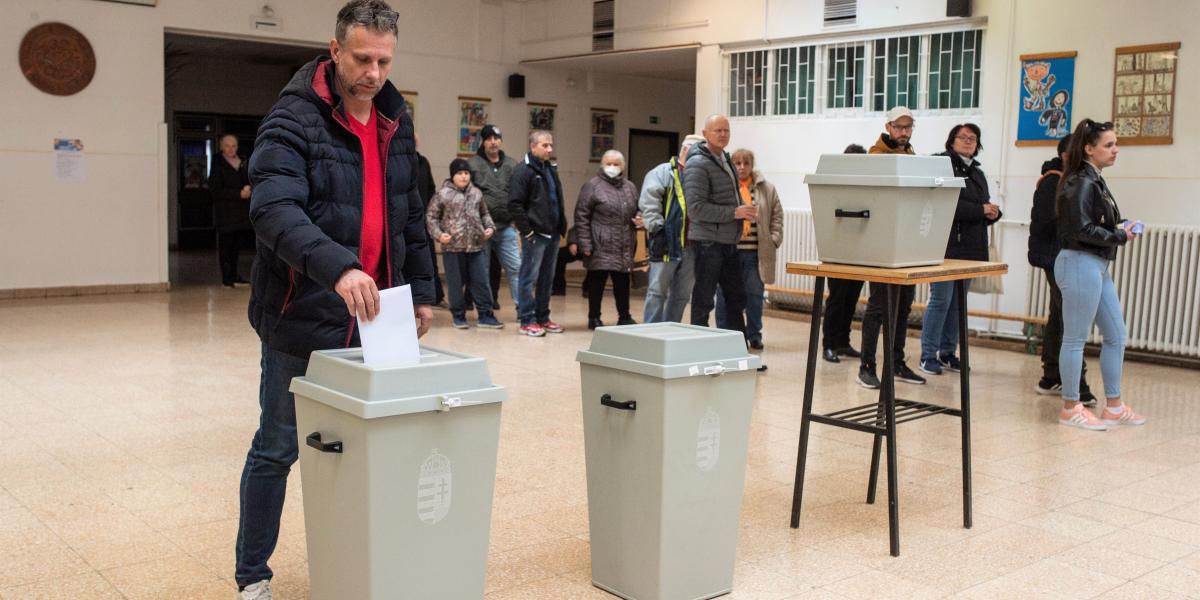 Szavazók Nagyatádon – jó néhány település kilógott a sorból